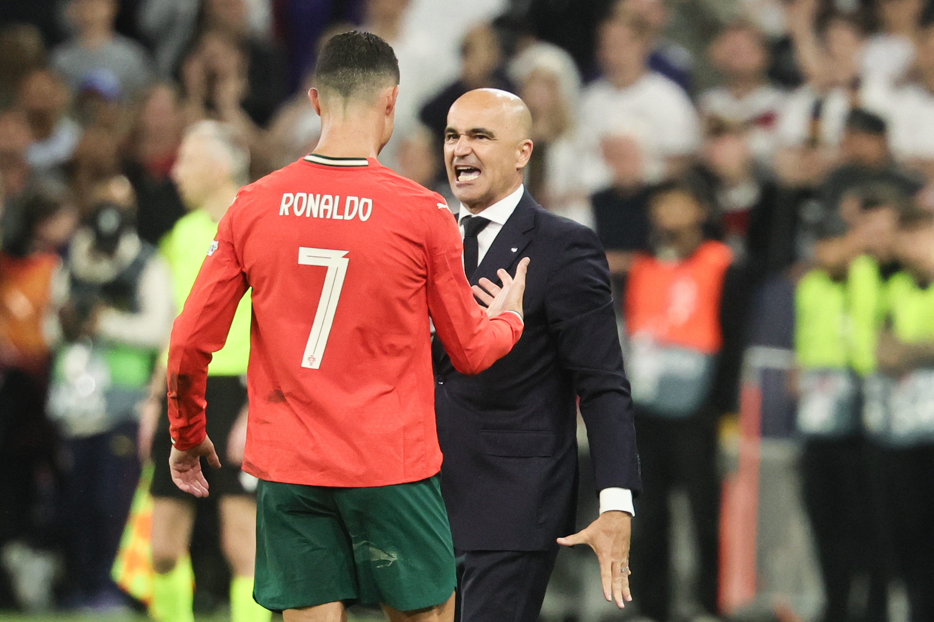 开云棋牌包含葡萄牙体育迎欧冠关键赛，今晚防线松动，话题不断，赛季目标并未改变的词条