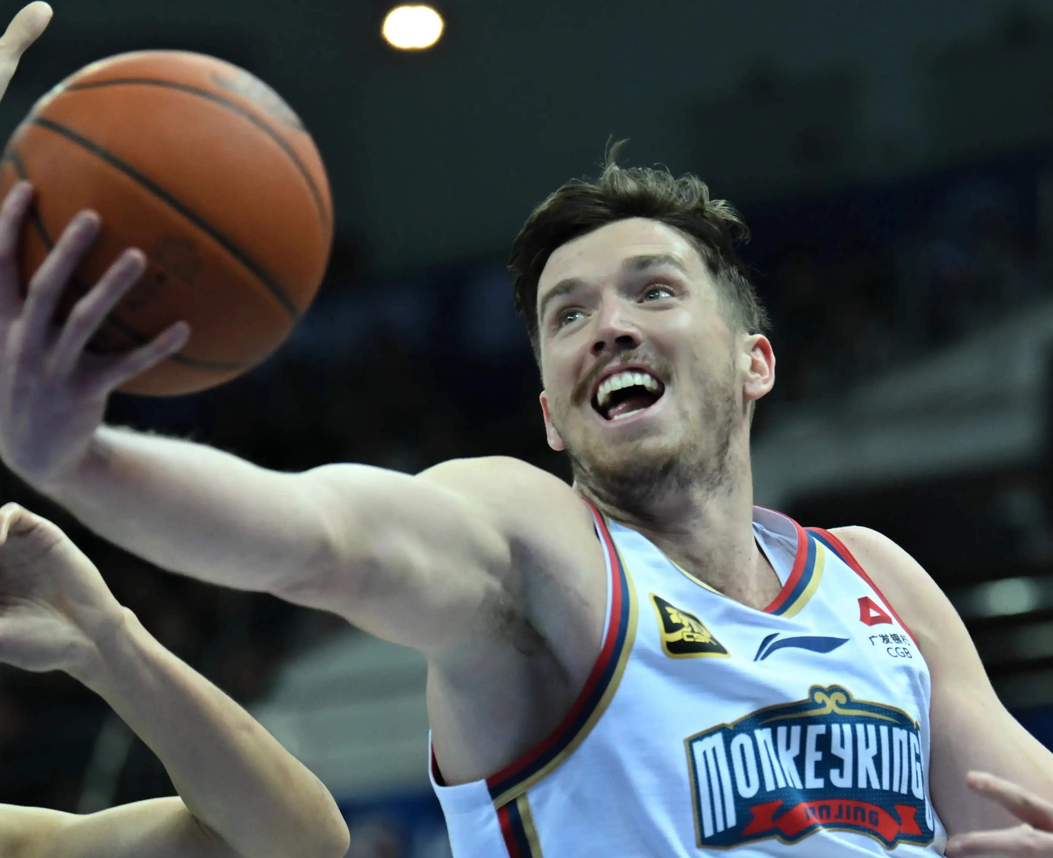 加时末段华盛顿奇才绝杀压哨——CBA季后赛节点到来；气氛紧张；临场指挥获称赞的简单介绍