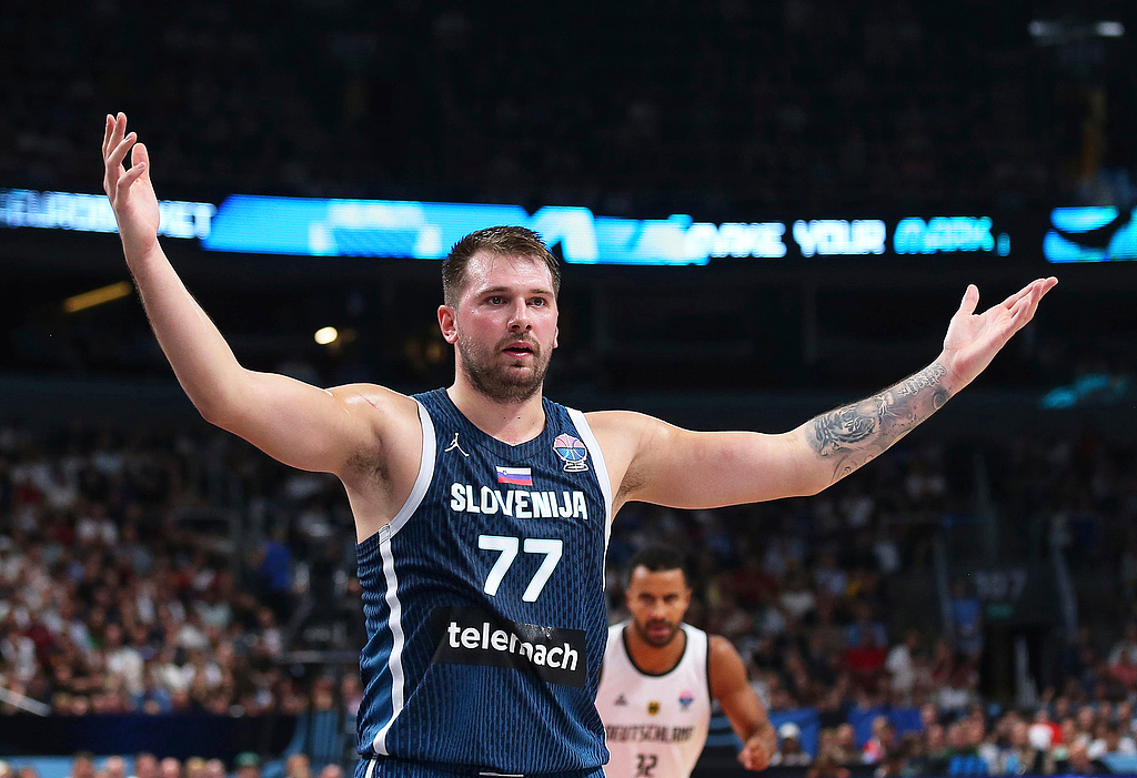 包含广东宏远窗口期队长鼓劲东契奇在中国队比赛中赛况扑朔迷离，网友：TheShy在切尔西比赛中战术调整的词条